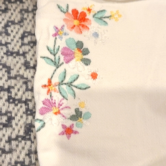 Gap White Jean Shorts with Pastel Floral Embroidery Size 18-24M - Picture 2 of 4